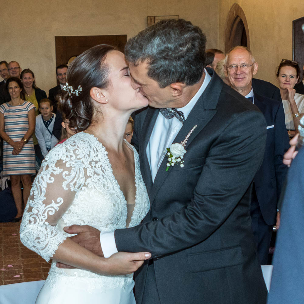 Fotograf-Burg-Kronberg-Taununs-Hochzeit-Paar-Brautpaar-küsst-sich-reportage-Kuss-Standesamt