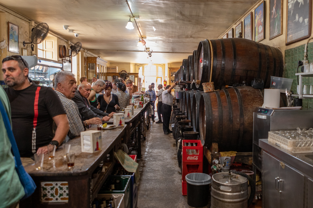 Malaga-Vinos-dulces-locales- tapas-bar-tradicional-barriles-con-grifos-pared.