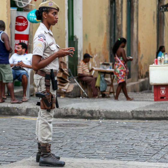 Fotograf-Reportage-Brasilien-Rio-Salvador-de-Bahia-reportage-fotografía-Polizistin-bewaffnet