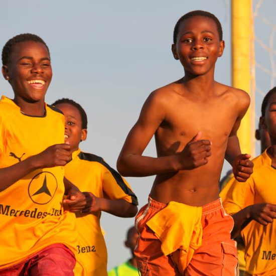 Fotograf-Reportage-Südafrika-Menschen-Fußball-Training-Jugendliche-Gruppe-Tor-